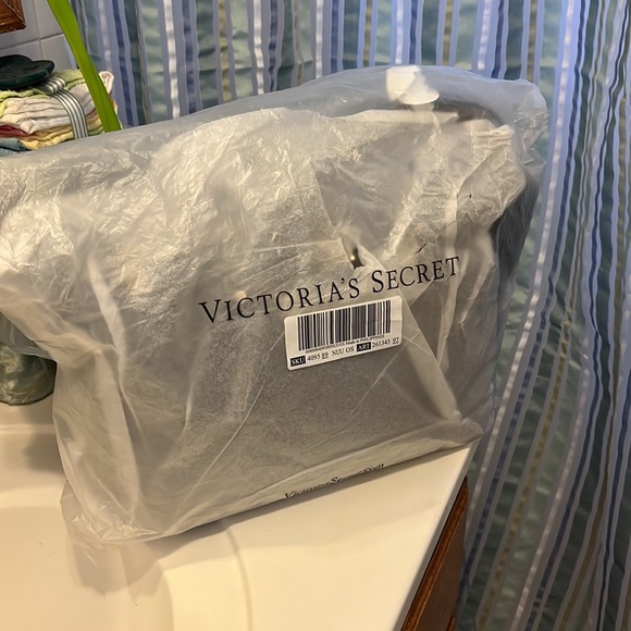 Black mid size VS purse with gold hardware - Picture 4 of 5